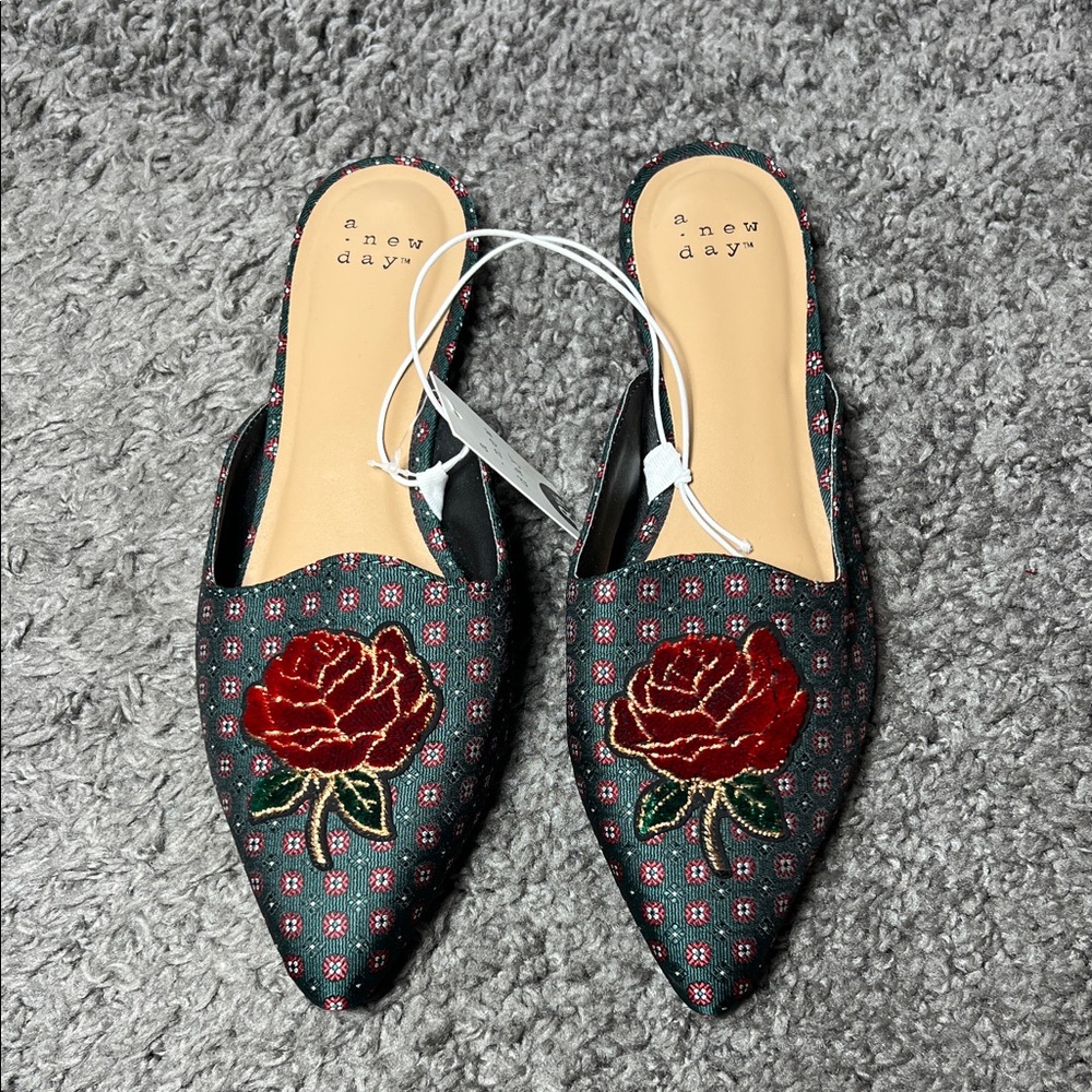 A New Day Emerald Green Brocade Rose Patch Pointy Slip On Shoes Size 8.5